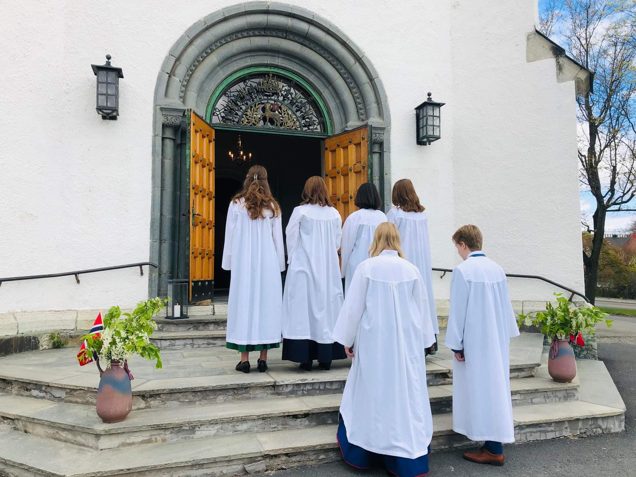 Konfirmanter går opp trappen til Hamar domkirke